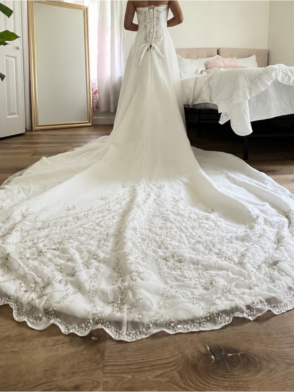 Wedding Dress Bridal Bedspread - White Elegant Embroidered Train